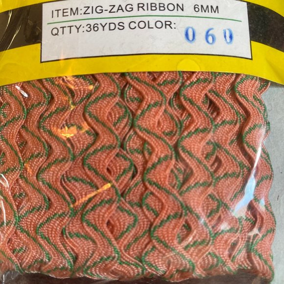 Salmon & Green 6mm Ric Rac - Picture 2 of 2